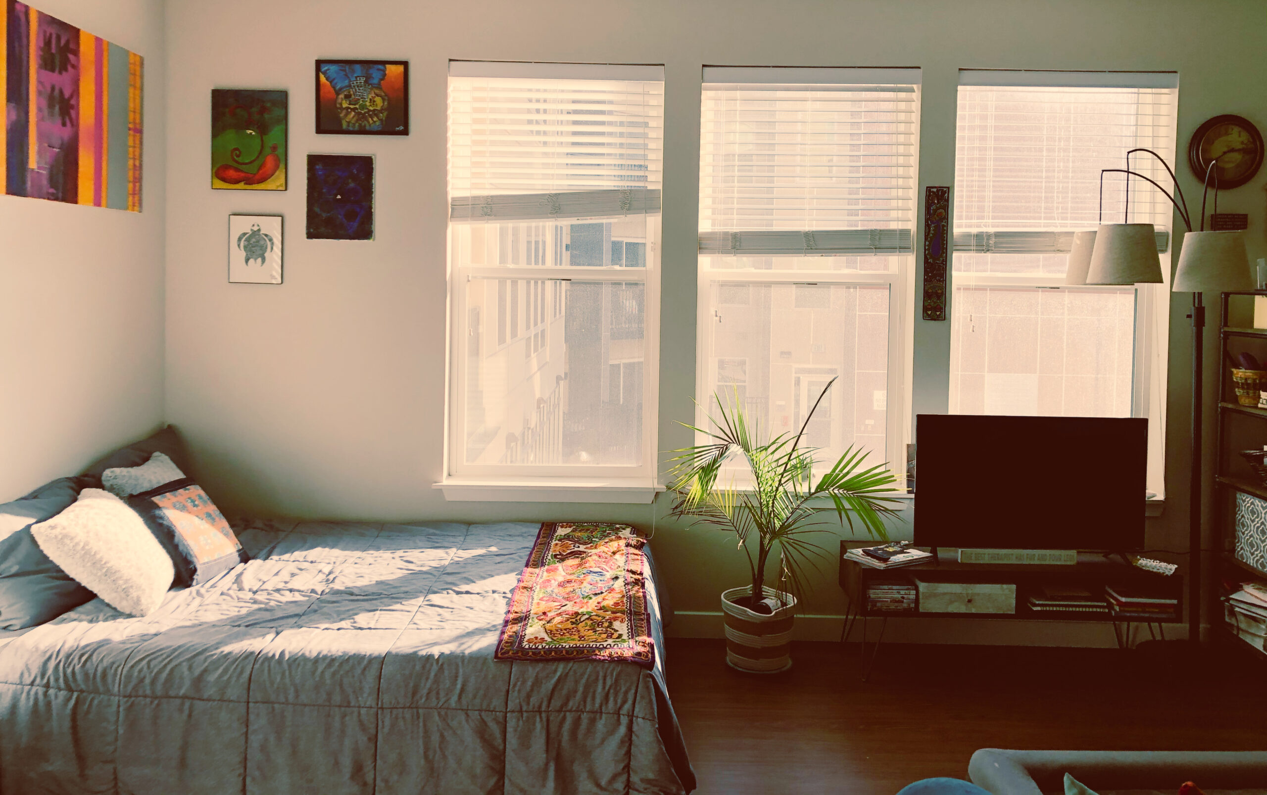 A cozy studio apartment somewhere in Colorado, USA